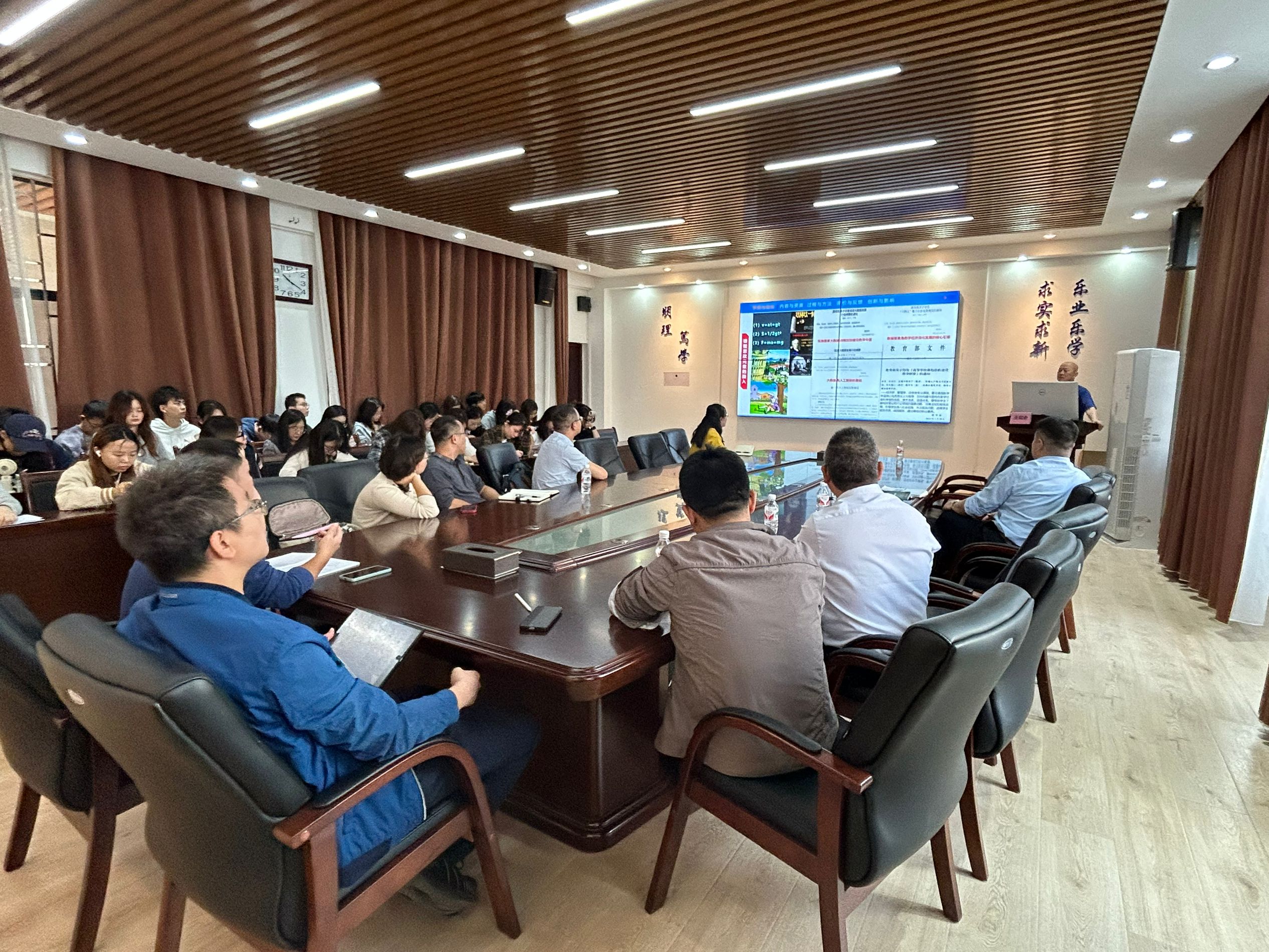 暨南大学王斌会教授应邀为我院学子作专题报告-桂林理工大学数学与统计学院